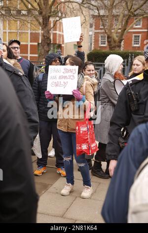 London UK, 11. Februar 2023 rund 35 Personen protestierten gegen das Geschichtenerzählen. Proteste und Gegenproteste begrüßen Drag Queen Story Hour Veranstaltung in der Tate Britain Galerie. Kredit: Roland Ravenhill/Alamy Stockfoto