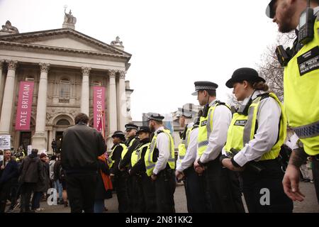 London UK, 11/Feb/2023 Proteste und Gegenproteste begrüßen Drag Queen Story Hour Veranstaltung in der Tate Britain Galerie.Reihen von Polizisten stehen vor der Galerie. Kredit: Roland Ravenhill/Alamy Stockfoto