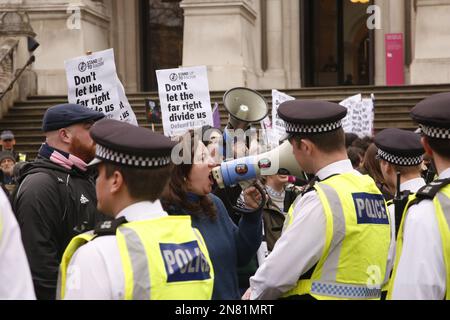 London UK, 11. Februar/2023 die Polizei stellt sich vor Unterstützern der Dragster-Geschichte, während Proteste und Gegenproteste die Drag Queen Story Hour-Veranstaltung in der Tate Britain Galerie begrüßen. Kredit: Roland Ravenhill/Alamy Stockfoto