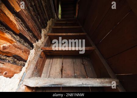Abstraktes, schäbiges Interieur, Aussicht auf eine Treppe, die in einem verlassenen Haus aufgeht Stockfoto