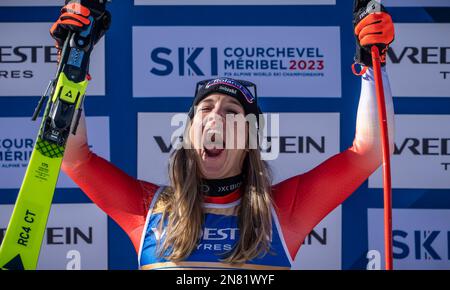 Meribel, Frankreich. 11. Februar 2023. Alpinski: Weltmeisterschaft, Abfahrtslauf, Frauen: Jasmine Flury (Schweiz, 1. Platz) jubelt während der Preisverleihung. Kredit: Michael Kappeler/dpa/Alamy Live News Stockfoto