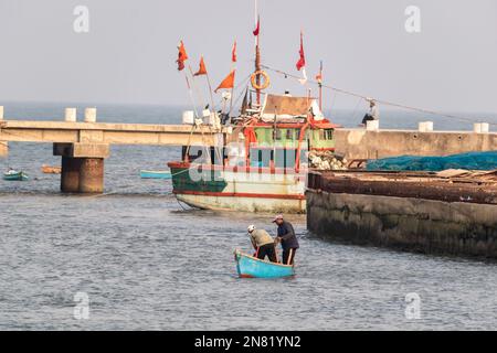 Diu, Indien - Dezember 2018: Fischer, die auf einem Boot in den Gewässern vor der Küste der Insel Diu fischen. Stockfoto