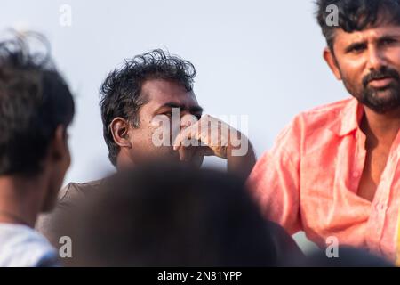 Diu, Indien - Dezember 2018: Ein offenes Straßenporträt eines Indianers mit einem durchdachten Gesichtsausdruck. Stockfoto