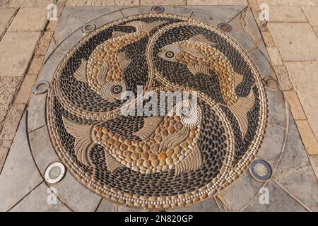 England, Dorset, Isle of Perbeck, Swanage, das Kieselfisch-Mosaik von Maggy Howarth Stockfoto