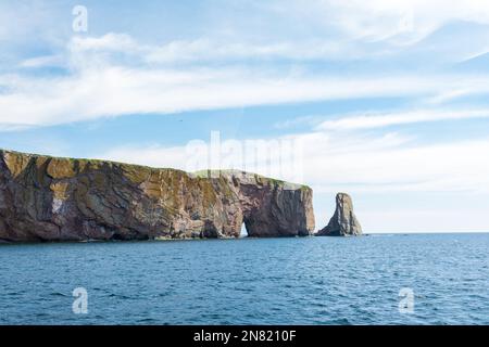 Blick auf den Percé Rock, eine riesige steile Felsformation im Golf von St. Lawrence an der Spitze der Gaspé-Halbinsel in Québec, Kanada, vor der Percé Bay. Stockfoto