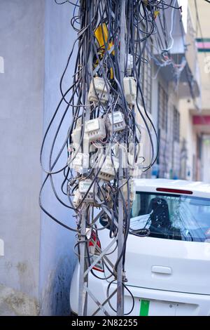 Elektrische Zähler am Pol auf der Straße Stockfoto