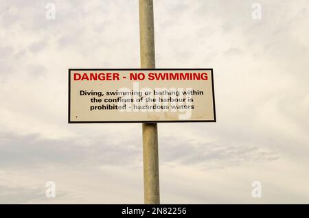 Gefahr, kein Schwimmschild Warnung vor gefährlichen Gewässern im Hafen Stockfoto