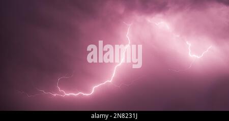 Blitze, Donner, Wolken, dunkler, wolkiger Himmel, Kraft der Natur Stockfoto