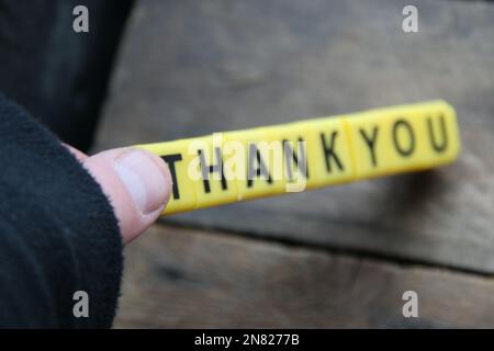 Danke, Concept. Vintage-Style. Die Inschrift auf den gelben Würfeln. Stockfoto