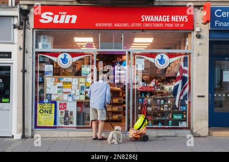 England, Dorset, Isle of Perbeck, Swanage, man and Dog vor dem Shop Stockfoto