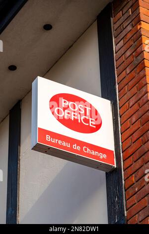 Postamt Bureau de Change Schild an der Außenwand UK Stockfoto