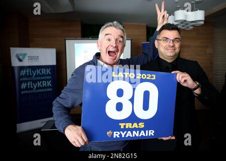 Krakau, Polen. 07. Februar 2023. Michael O'Leary, CEO der Ryanair-Gruppe, und Radoslaw Wloszek, Vorstandsvorsitzender des Flughafens Krakau, halten während einer Pressekonferenz im Kossak Hotel eine Karte, mit der die 80 Strecken von Ryanair in Polen gefeiert werden. Kredit: SOPA Images Limited/Alamy Live News Stockfoto