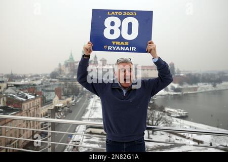 Krakau, Polen. 07. Februar 2023. Michael O'Leary, Geschäftsführer der Ryanair-Gruppe, hält während einer Pressekonferenz im Kossak Hotel eine Karte, mit der die 80 Strecken von Ryanair in Polen gefeiert werden. Kredit: SOPA Images Limited/Alamy Live News Stockfoto