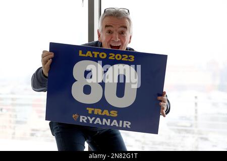 Krakau, Polen. 07. Februar 2023. Michael O'Leary, Geschäftsführer der Ryanair-Gruppe, hält während einer Pressekonferenz im Kossak Hotel eine Karte, mit der die 80 Strecken von Ryanair in Polen gefeiert werden. Kredit: SOPA Images Limited/Alamy Live News Stockfoto