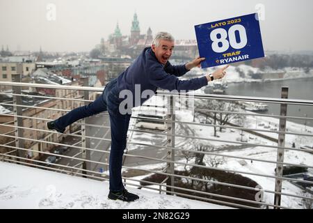 Krakau, Polen. 07. Februar 2023. Michael O'Leary, Geschäftsführer der Ryanair-Gruppe, hält während einer Pressekonferenz im Kossak Hotel eine Karte, mit der die 80 Strecken von Ryanair in Polen gefeiert werden. Kredit: SOPA Images Limited/Alamy Live News Stockfoto