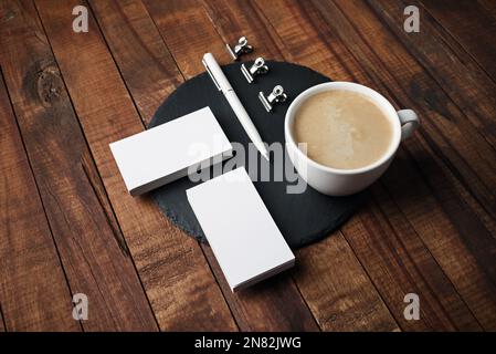 Foto eines leeren Schreibtischsets. Leere Schreibwarenvorlage für Markenidentität. Stockfoto