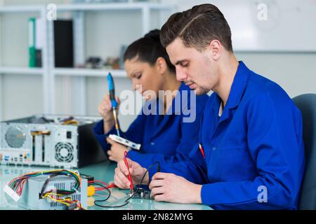 Schüler in der Klasse der Elektronik an der Universität Stockfoto