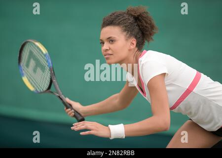 Tennisspielerin bereit für den Ball Stockfoto