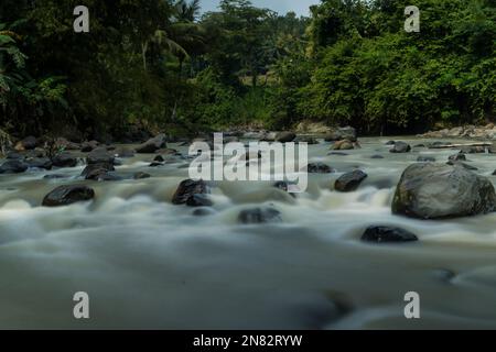 Felsiger Fluss von Kali Bojong, Salatiga, Zentral-Java. Indonesien. Langzeitbelichtung. Unscharfe Bewegungen. Stockfoto