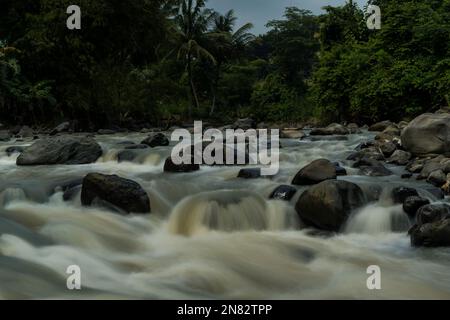 Felsiger Fluss von Kali Bojong, Salatiga, Zentral-Java. Indonesien. Langzeitbelichtung. Unscharfe Bewegungen. Stockfoto