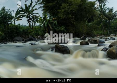 Felsiger Fluss von Kali Bojong, Salatiga, Zentral-Java. Indonesien. Langzeitbelichtung. Unscharfe Bewegungen. Stockfoto