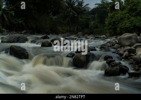 Felsiger Fluss von Kali Bojong, Salatiga, Zentral-Java. Indonesien. Langzeitbelichtung. Unscharfe Bewegungen. Stockfoto