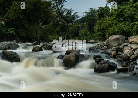 Felsiger Fluss von Kali Bojong, Salatiga, Zentral-Java. Indonesien. Langzeitbelichtung. Unscharfe Bewegungen. Stockfoto