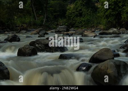 Felsiger Fluss von Kali Bojong, Salatiga, Zentral-Java. Indonesien. Langzeitbelichtung. Unscharfe Bewegungen. Stockfoto