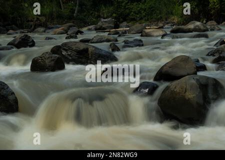 Felsiger Fluss von Kali Bojong, Salatiga, Zentral-Java. Indonesien. Langzeitbelichtung. Unscharfe Bewegungen. Stockfoto