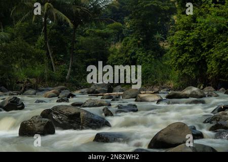 Felsiger Fluss von Kali Bojong, Salatiga, Zentral-Java. Indonesien. Langzeitbelichtung. Unscharfe Bewegungen. Stockfoto