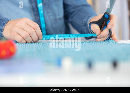 Zugeschnittene Ansicht des Handmessstoffes Stockfoto