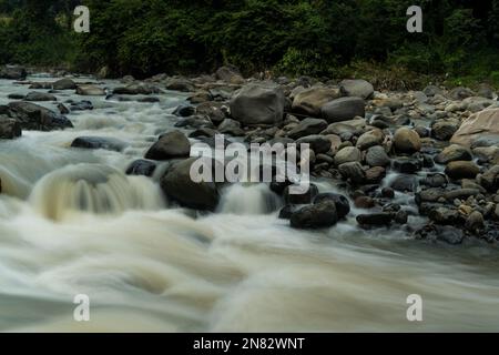 Felsiger Fluss von Kali Bojong, Salatiga, Zentral-Java. Indonesien. Langzeitbelichtung. Unscharfe Bewegungen. Stockfoto