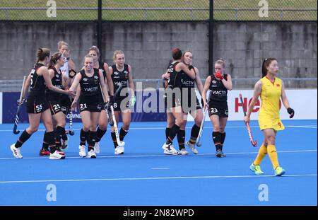 Sydney, Australien. 11. Februar 2023. Die Spieler Deutschlands (L) feiern ihre Punkte beim FIH Hockey Pro League Frauenwettbewerb zwischen China und Deutschland am 11. Februar 2023 in Sydney, Australien. Kredit: Bai Xuefei/Xinhua/Alamy Live News Stockfoto