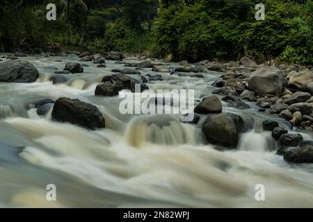 Felsiger Fluss von Kali Bojong, Salatiga, Zentral-Java. Indonesien. Langzeitbelichtung. Unscharfe Bewegungen. Stockfoto