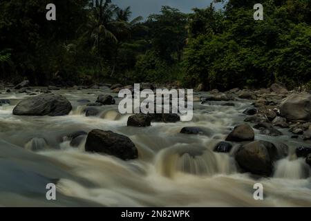 Felsiger Fluss von Kali Bojong, Salatiga, Zentral-Java. Indonesien. Langzeitbelichtung. Unscharfe Bewegungen. Stockfoto