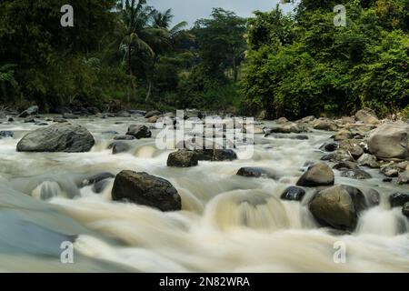 Felsiger Fluss von Kali Bojong, Salatiga, Zentral-Java. Indonesien. Langzeitbelichtung. Unscharfe Bewegungen. Stockfoto