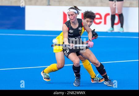 Sydney, Australien. 11. Februar 2023. Pieper Cecile (Vorderseite) aus Deutschland tritt am 11. Februar 2023 in Sydney, Australien, mit Liu Chencheng aus China beim FIH Hockey Pro League Frauenwettbewerb zwischen China und Deutschland in Kontakt. Kredit: Bai Xuefei/Xinhua/Alamy Live News Stockfoto