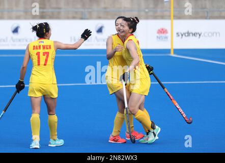 Sydney, Australien. 11. Februar 2023. Zhong Jiaqi (R) aus China feiert mit seinen Teamkollegen beim FIH Hockey Pro League Frauenwettbewerb zwischen China und Deutschland am 11. Februar 2023 in Sydney, Australien. Kredit: Bai Xuefei/Xinhua/Alamy Live News Stockfoto