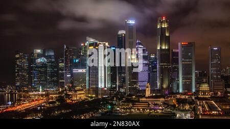 Geschäft Bezirk Skyline von Singapur bei Nacht im Marina Bay, Singapur. Stockfoto