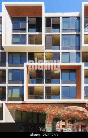 Fremantle, WA, Australien - LIV-Apartmentgebäude von Hassell mit der Skulptur Anemoi von Rick Vermey und Daniel Giuffre Stockfoto