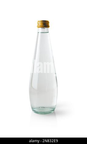 Glasflasche Wasser isoliert auf weißem Hintergrund. Stockfoto