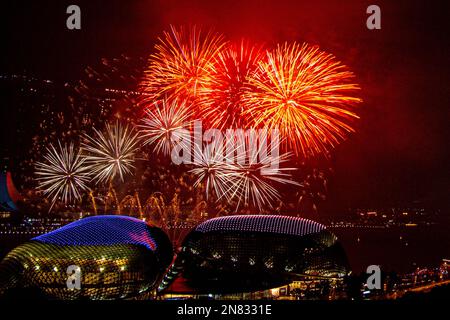 Feuerwerk über der Marina Bay in Singapur am Silvesterabend. Blick vom Swissôtel The Stamford Hotel auf die Esplanade - Theater an der Bucht, Singapur Stockfoto