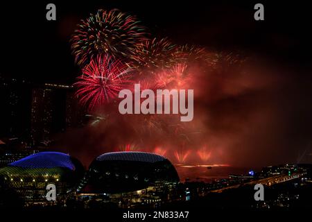 Feuerwerk über der Marina Bay in Singapur am Silvesterabend. Blick vom Swissôtel The Stamford Hotel auf die Esplanade - Theater an der Bucht, Singapur Stockfoto