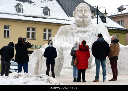 Jilemnice, Tschechische Republik. 11. Februar 2023. In der Stadt Jilemnice befindet sich die Schneeskulptur des JAN NEPOMUK FRANTISEK HARRACH Riesen. Die Skulptur wurde vom Künstler Josef Dufek auf dem Hauptplatz der Stadt Jilemnice (125 Kilometer nördlich von Prag) in der Tschechischen Republik geschaffen.Jan Nepomuk Frantisek Graf von Harrach war ein tschechischer Adliger aus der Familie Harrach, Politiker, Schutzpatron und Geschäftsmann. Er war ein Unterstützer des tschechischen Verfassungsprogramms, er war aktiv an der Entwicklung des tschechischen kulturellen und politischen Lebens beteiligt, auch während des Baus des National Stockfoto