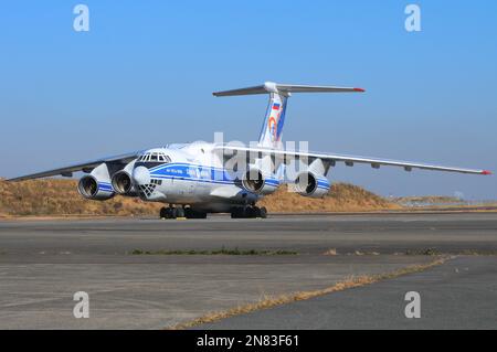 Tokio, Japan - 01. Dezember 2013: Volga-Dnepr Airlines Ilyushin IL76-90VD Offener strategischer und taktischer Luftlifter. Stockfoto