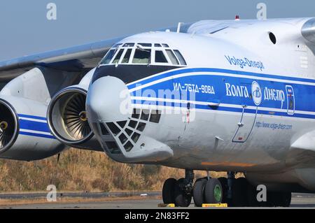 Tokio, Japan - 01. Dezember 2013: Volga-Dnepr Airlines Ilyushin IL76-90VD Offener strategischer und taktischer Luftlifter. Stockfoto