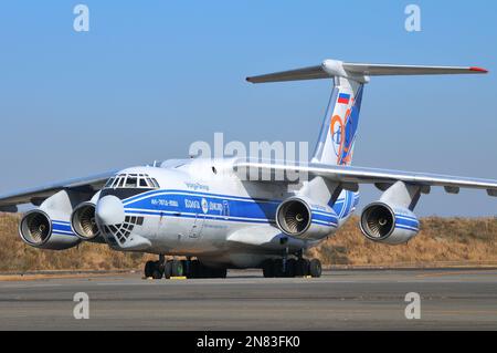 Tokio, Japan - 01. Dezember 2013: Volga-Dnepr Airlines Ilyushin IL76-90VD Offener strategischer und taktischer Luftlifter. Stockfoto