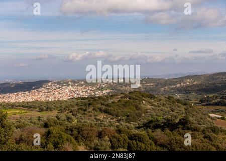 Landschaftsbild der Landschaft auf Kreta. Ein sonniger Tag im Dezember 2019, in der ländlichen Gegend von ​​Archanes vom Gipfel des Berges Giouchtas (juchtas). Stockfoto
