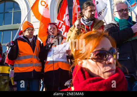 Montauban, Frankreich. 11. Februar 2023. Vierter Tag des Streiks und der Demonstration durch die Interunion (CFDT, CGT, FO, CFE-CGC, CFTC, UNSA, Solidaires, FSU), um gegen den Plan der Regierung zu protestieren, das gesetzliche Rentenalter von 62 auf 64 Jahre anzuheben. Frankreich, Montauban, 11. Februar 2023. Foto: Patricia Huchot-Boissier/ABACAPRESS.COM Kredit: Abaca Press/Alamy Live News Stockfoto