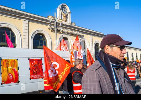 Montauban, Frankreich. 11. Februar 2023. Vierter Tag des Streiks und der Demonstration durch die Interunion (CFDT, CGT, FO, CFE-CGC, CFTC, UNSA, Solidaires, FSU), um gegen den Plan der Regierung zu protestieren, das gesetzliche Rentenalter von 62 auf 64 Jahre anzuheben. Frankreich, Montauban, 11. Februar 2023. Foto: Patricia Huchot-Boissier/ABACAPRESS.COM Kredit: Abaca Press/Alamy Live News Stockfoto